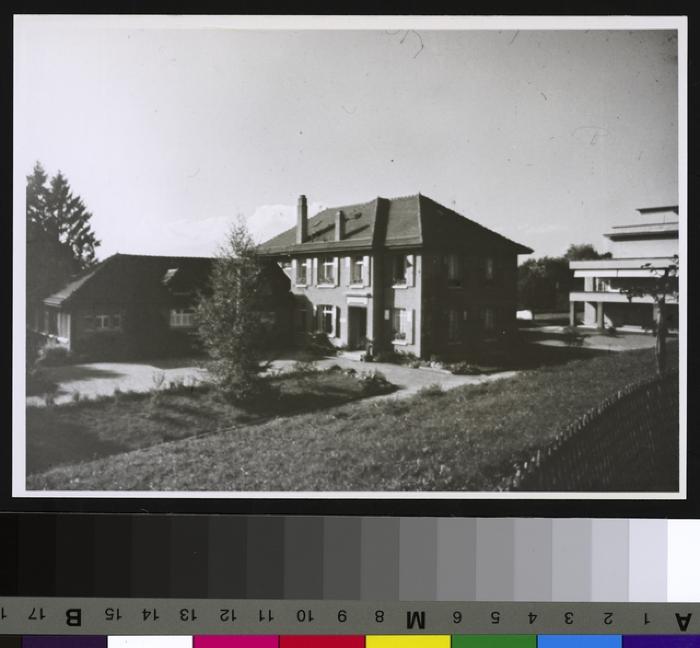 Pavillon Bourget: façade nord. A l'arrière à droite, l'hôpital Sandoz (?).
