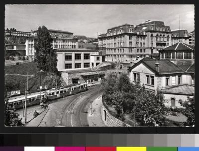 vue sur un tramway Lausanne-Moudon avec l'école de Médecine en arrière-plan