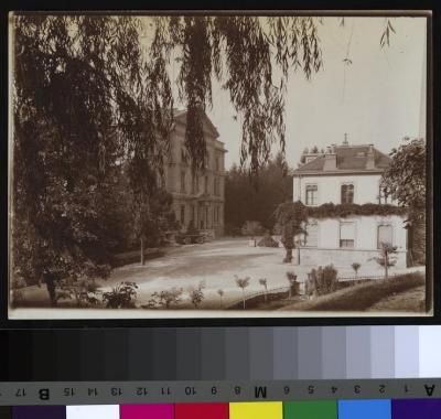 Hôpital cantonal: façade et cour nord avec les dépendances et le jardin.