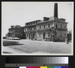 Ensemble de bâtiments situés au nord de la cour principale de l'Hôpital cantonal et constituant les dépendances, comprenant notamment la maison du directeur, les cuisines, le réfectoire des médecins au premier.