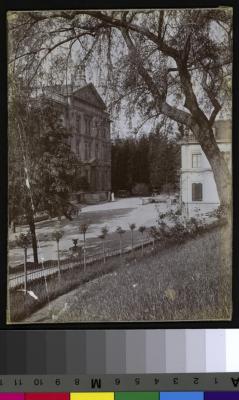 Hôpital cantonal: façade et cour nord avec les dépendances et le jardin.
