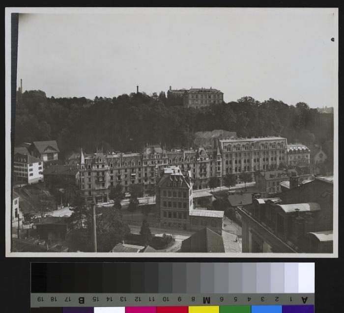 Hôpital cantonal: façade ouest. Sur le premier plan, la rue Saint-Martin avec, au centre, l'école de couture, et au second plan, la rue César-Roux avec à droite, la policlinique et à gauche, le départ de la rue de l'Industrie.