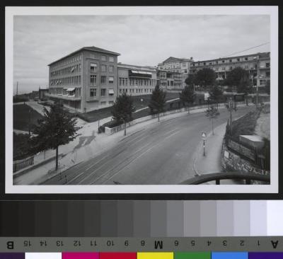 Hôpital cantonal: façade sud . De gauche à droite: le pavillon chirurgical, le bloc opératoire et le bâtiment principal de l'hôpital cantonal.