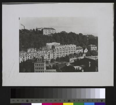 Hôpital cantonal: façade ouest. Sur le premier plan, la rue Saint-Martin avec, à gauche, l'école de couture, et au second plan, la rue César-Roux avec la policlinique et l'église apostolique.