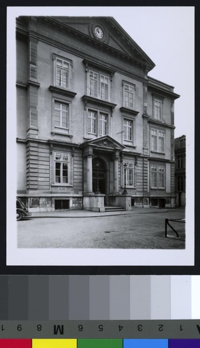 Hôpital cantonal: façade et cour nord.
