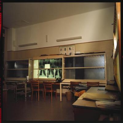 Service de radiologie: salle d'examen des radiographies par les techniciens et les médecins au négatoscope.