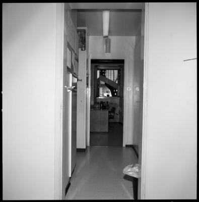 Hôpital cantonal: service d'anesthésie, bureau des anesthésistes, couloir.