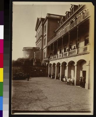 Façade sud de l'Hôpital cantonal, aile est. S'avançant à gauche, la rotonde abritant la salle d'opération.