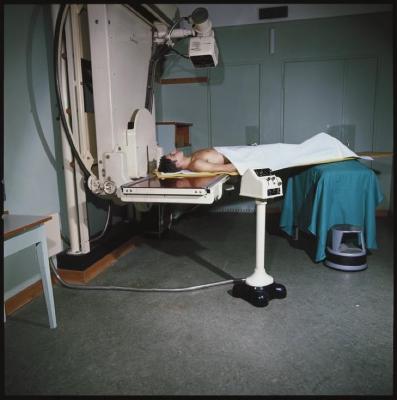 Hôpital cantonal: service de radiologie, salle de tomographie.