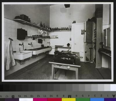 Hôpital cantonal: service de radiologie, laboratoire de photographie.