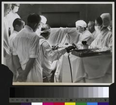 Hôpital cantonal: service de chirurgie, nouvelle salle d'opération. Le chirurgien (homme portant un bandeau) est le Dr. Decker.