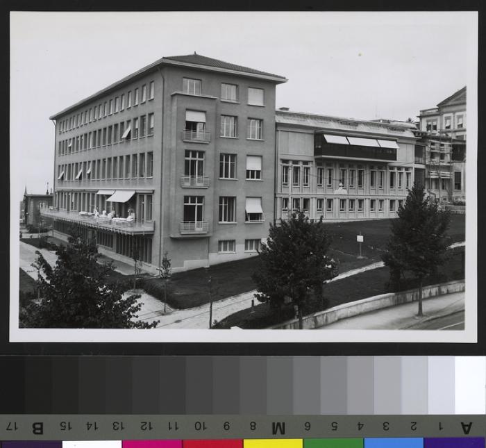Hôpital cantonal: façade sud . De gauche à droite: le pavillon chirurgical, le bloc opératoire et le bâtiment principal de l'hôpital cantonal.