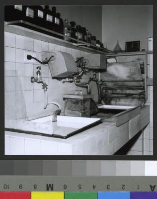 Hôpital cantonal: service de radiologie, laboratoire de photographie.