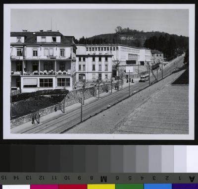 Hôpital cantonal: façade sud sur la gauche. A droite de cette dernière, le nouvel Institut de pathologie est en construction.