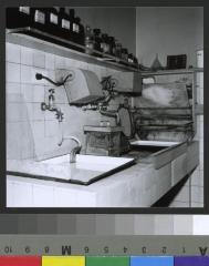 Hôpital cantonal: service de radiologie, laboratoire de photographie.