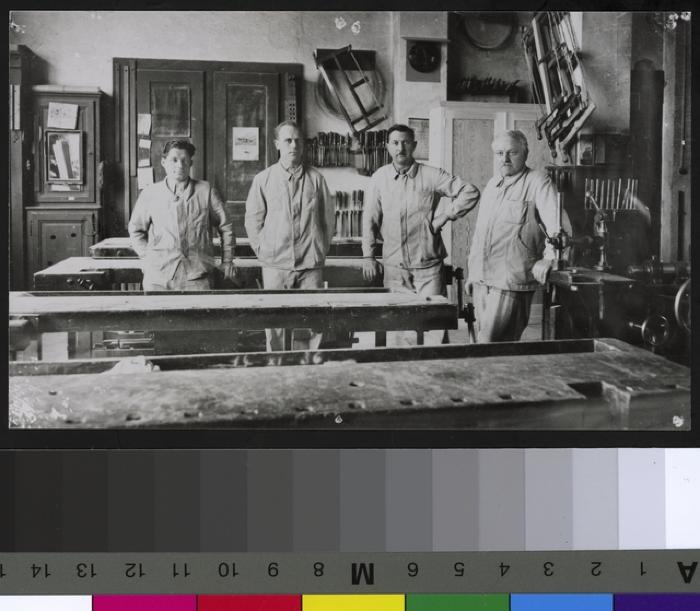 Hôpital cantonal: atelier de menuiserie avant sa modernisation. De gauche à droite: Constant Bantet, Robert Pillord, Marcel Pittet et Louis Pillard (chef menuisiser).