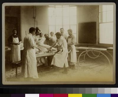 Equipe médicale posant un plâtre sur la jambe d'un patient, salle d'opération de l'Hôpital cantonal.