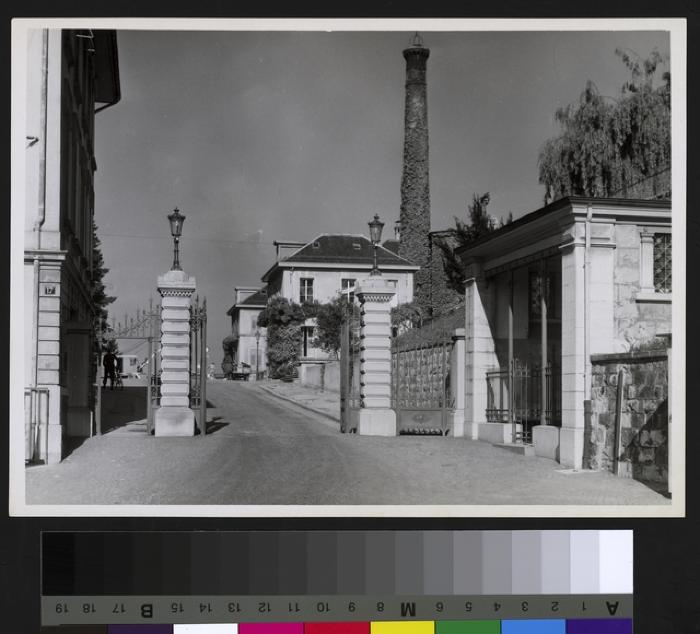Hôpital cantonal: façade est, le portail principal. La cheminée est celle des cuisines.