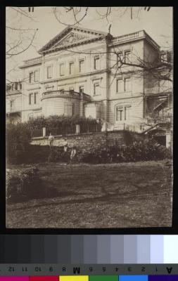 Hôpital cantonal: Façade sud du corps central avec, saillant en abside, la rotonde, abritant la salle d'opération.