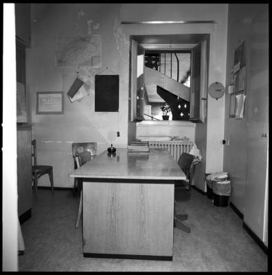 Hôpital cantonal: service d'anesthésie, bureau des anesthésistes, couloir.