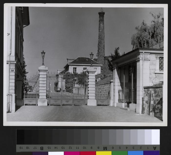 Hôpital cantonal: façade est, le portail principal. La cheminée est celle des cuisines.