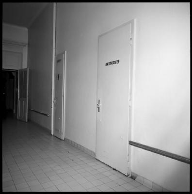 Hôpital cantonal: service d'anesthésie, bureau des anesthésistes, porte.