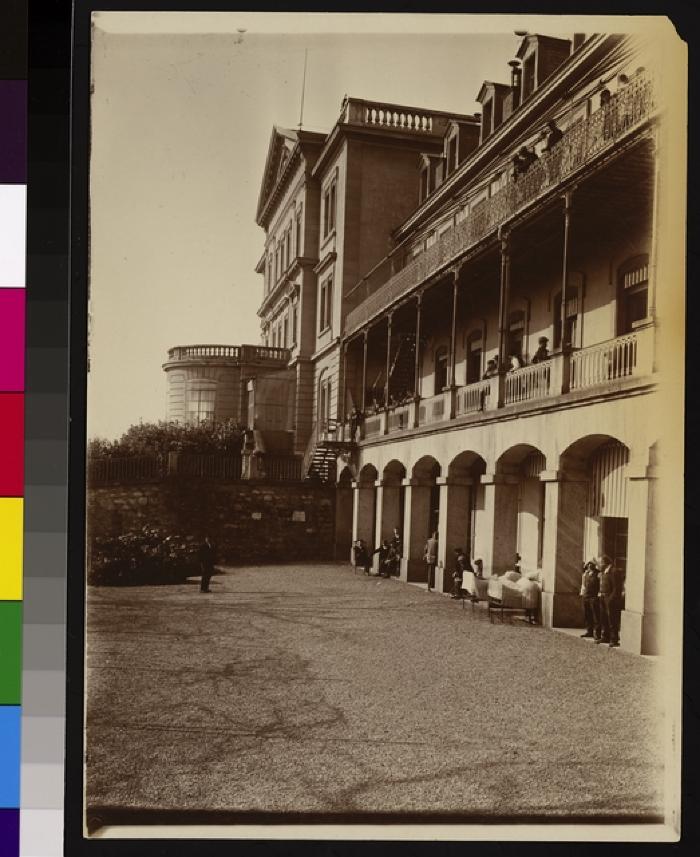 Façade sud de l'Hôpital cantonal, aile est. S'avançant à gauche, la rotonde abritant la salle d'opération.