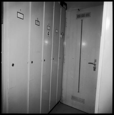 Hôpital cantonal: service d'anesthésie, bureau des anesthésistes, armoires.