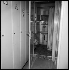 Hôpital cantonal: service d'anesthésie, bureau des anesthésistes, commodités.