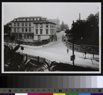 Hôpital cantonal: façade est avec portail principal.