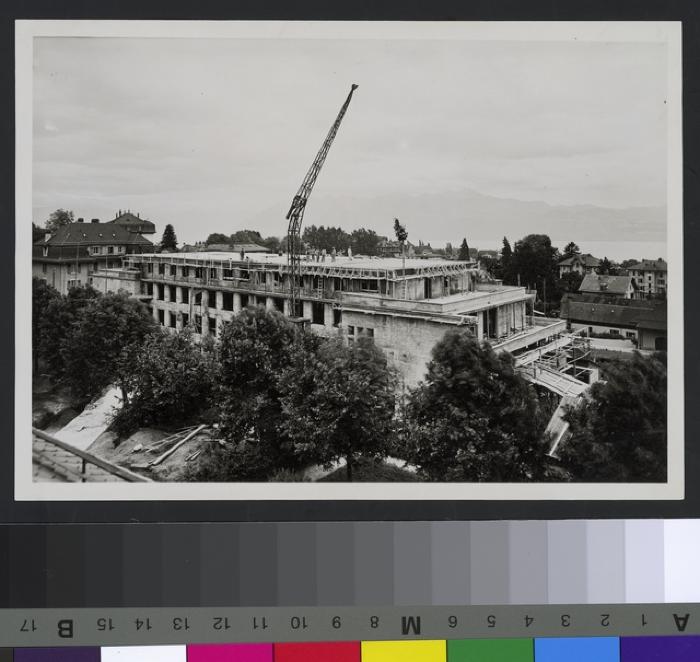Hôpital Sandoz: façades nord et ouest lors de la construction.
