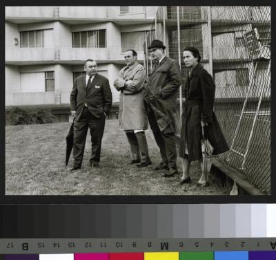Site du CHUV avant la construction de ce dernier: plantation d'un cèdre. Les officiels à l'est du CHUV, de gauche à droite, M. Guex (directeur administratif), Gustave Bugnon (chef du personnel au service des hospices), André Simonin (secrétaire général…