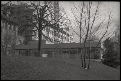 Pavillon des prématurés: vue extérieure de la façade ouest. A l'extrême gauche, une partie de la vlinique infantile et, à droite, le bâtiment de la gynécologie-obstérique.