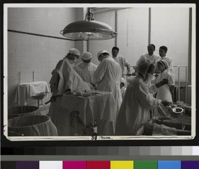 Maternité: salle d'opération lors d'une intervention.