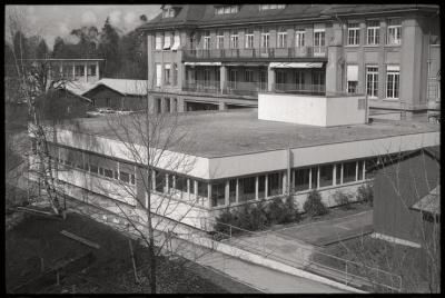 Pavillon des prématurés: vue extérieure des façades sud et est. Au fond, la maternité.