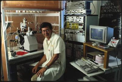 Bâtiment des laboratoires (rue du Bugnon 27): institut de pharmacologie et toxicologie de la Faculté de médecine. Installation d'électrophysiologie pour mesures de courants micoscopiques à travers les membranes cellulaires.
