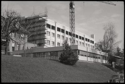 Pavillon des prématurés: vue extérieure des façades ouest et sud. A l'extrême gauche, une partie de la clinique infantile et, à droite, le bâtiment de la gynécologie-obstérique.