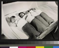 Maternité: nurserie/pouponnière.