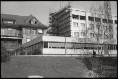 Pavillon des prématurés: vue extérieure des façades ouest et sud. A l'arrière à gauche, une partie de la clinique infantile et, à droite, le bâtiment de la gynécologie-obstérique.