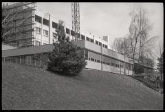 Pavillon des prématurés: vue extérieure des façades ouest et sud. A l'arrière, le bâtiment de la gynécologie-obstérique.