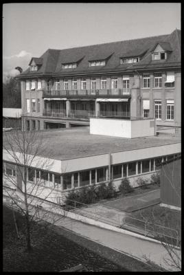 Pavillon des prématurés: vue extérieure des façades sud et est. Au fond, la maternité.