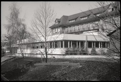 Pavillon des prématurés: vue extérieure des façades sud et est. Au fond, la maternité.