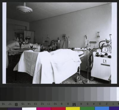 Hôpital Nestlé: centre respiratoire, service de réanimation. A droite, derrière le goutte-à-goutte, une machine Ergström (respirateur artificiel).