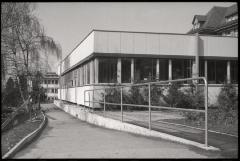 Pavillon des prématurés: vue extérieure des façades sud et est. Au fond à gauche, bâtiment des laboratoires et, à droite, le toit de la maternité.