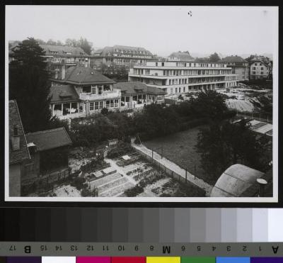 A gauche, le Pavillon Bourget et à droite, l'hôpital Sandoz encore en construction. A l'arrière, de gauche à droite, la maternité, la clinique infantile et l'hôpital orthopédique.