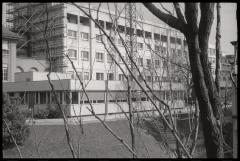 Pavillon des prématurés: vue extérieure des façades ouest et sud. A l'extrême gauche, une partie de la clinique infantile et, à droite, le bâtiment de la gynécologie-obstérique.