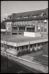 Pavillon des prématurés: vue extérieure des façades sud et est. Au fond, la maternité.