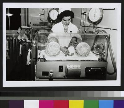Clinique infantile: salle des couveuses.