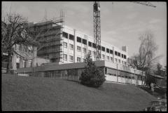 Pavillon des prématurés: vue extérieure des façades ouest et sud. A l'extrême gauche, une partie de la clinique infantile et, à droite, le bâtiment de la gynécologie-obstérique.