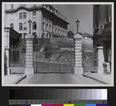 Institut de microbiologie et bactériologie: façades sud et ouest vues depuis le portail de l'hôpital cantonal.